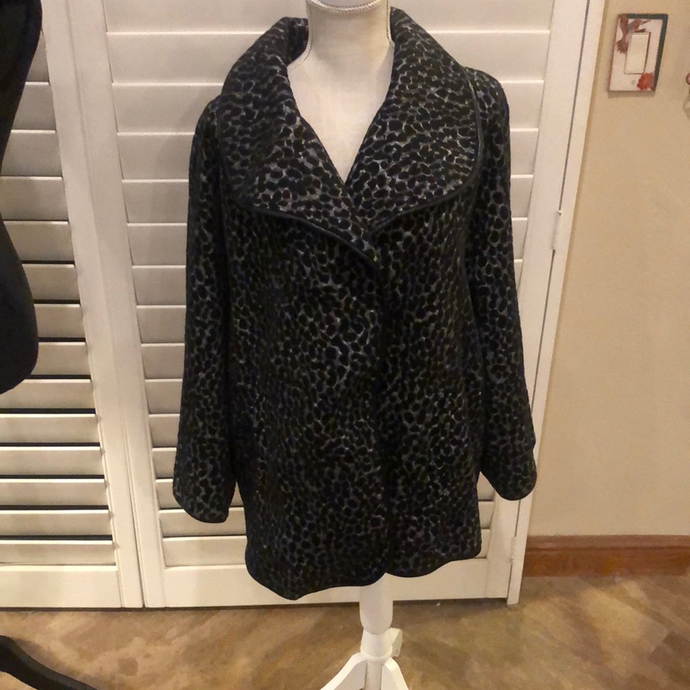 Chico’s animal print warm and cozy coat. Fully lined. Faux leather trim. Nice